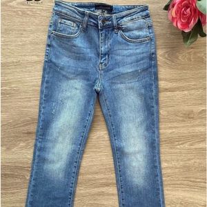 Mid rise, straight leg raw hem jeans! They have some stretch.